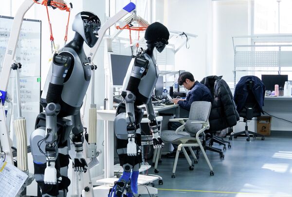 اختبار الروبوت البشري ثنائي القدمين تيانغونغ في بكين، وذلك ضمن إطلاق أول منصة اختبار تجريبية للروبوتات تابعة لمركز بكين للابتكار في مجال الروبوتات البشرية (X-Humanoid) في العاصمة الصينية في مقاطعة ييتشوانغ الاقتصادية والتكنولوجية للتنمية في بكين. - سبوتنيك عربي