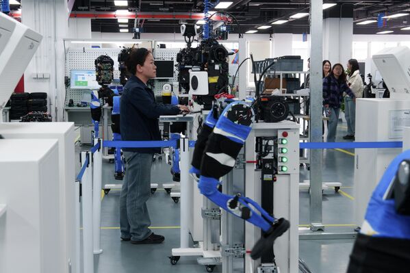 اختبار الروبوت البشري ثنائي القدمين تيانغونغ في بكين، وذلك ضمن إطلاق أول منصة اختبار تجريبية للروبوتات تابعة لمركز بكين للابتكار في مجال الروبوتات البشرية (X-Humanoid) في العاصمة الصينية في مقاطعة ييتشوانغ الاقتصادية والتكنولوجية للتنمية في بكين. - سبوتنيك عربي