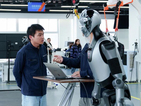 اختبار الروبوت البشري ذو العجلات تياني في بكين. وذلك ضمن إطلاق أول منصة اختبار تجريبية للروبوتات تابعة لمركز بكين للابتكار في مجال الروبوتات البشرية (X-Humanoid) في العاصمة الصينية في مقاطعة ييتشوانغ الاقتصادية والتكنولوجية للتنمية في بكين. - سبوتنيك عربي