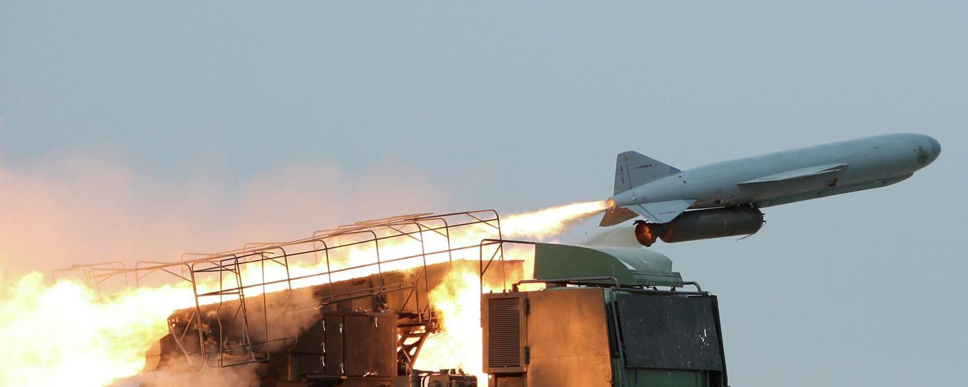 Запуск ракеты класса земля-море Saegheh Корпусом стражей исламской революции во время маневров в восточной части Ормузского пролива - سبوتنيك عربي, 1920, 24.03.2026