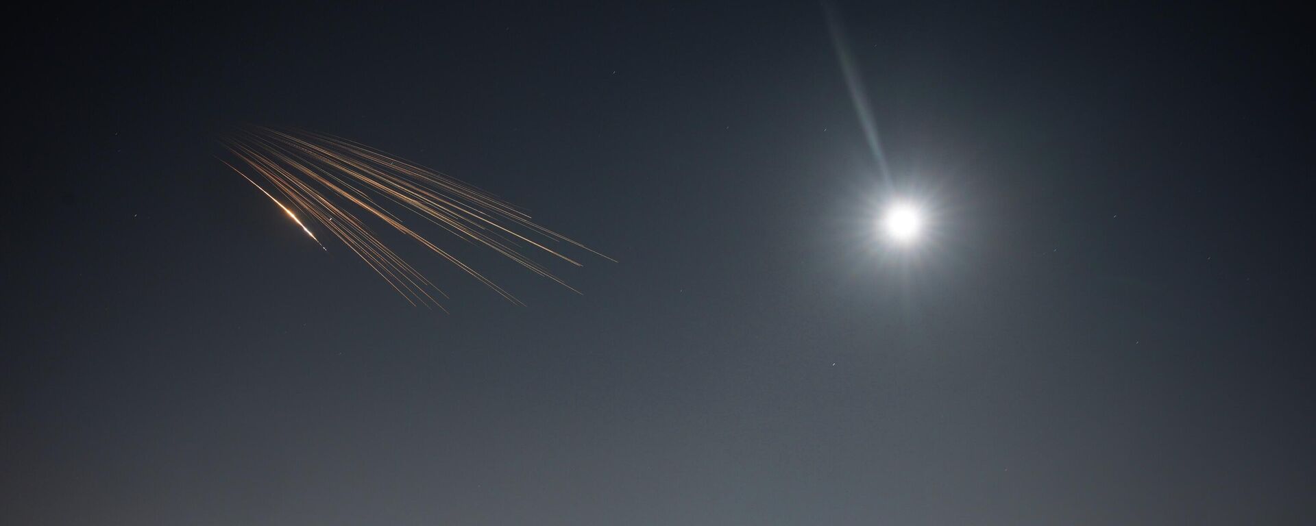 Ракеты, запущенные из Ирана, видны в небе над центральной частью Израиля - سبوتنيك عربي, 1920, 25.03.2026