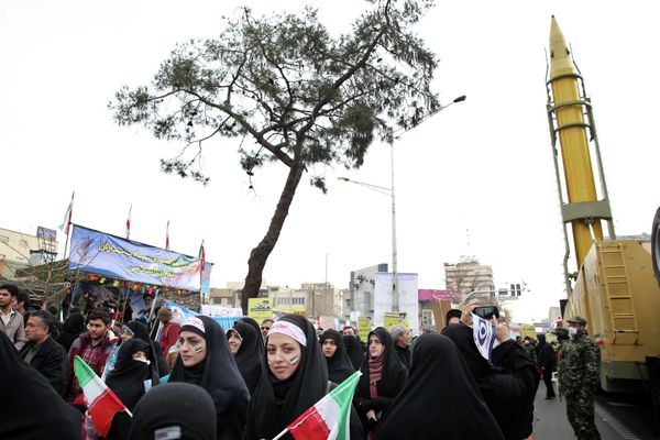  إيرانيون يشاركون في مسيرة إحياء للذكرى 37 للثورة الإسلامية، وبجانبهم تظهر صواريخ &quot;عماد الباليستية أرض-أرض بعيدة المدى&quot;، التي عرضتها القوات الإيرانية، في طهران. - سبوتنيك عربي