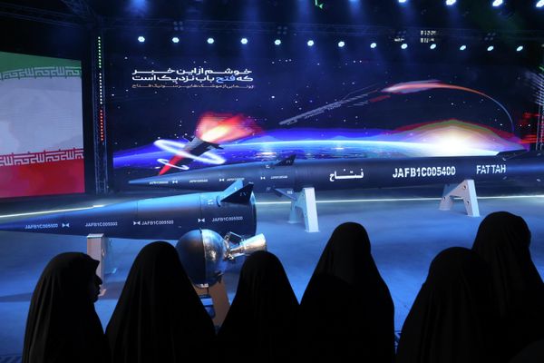 نساء ينظرن إلى صاروخ &quot;فتاح&quot; خلال حفل أقيم في طهران. - سبوتنيك عربي