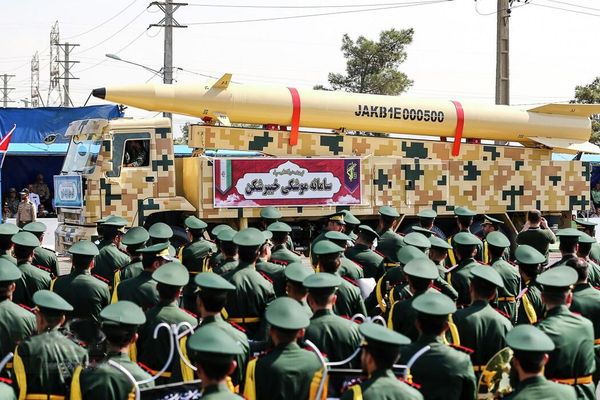  صاروخ باليستي إيراني متوسط ​​المدى يعمل بالوقود الصلب، معروض على آلية عسكرية، وسط حشد من القوات الجوية التابعة للحرس الثوري. - سبوتنيك عربي