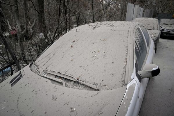 الغبار يغطي السيارات المتوقفة بجانب مبنى سكني تضرر إزاء الغارات الأمريكية الإسرائيلية على طهران. - سبوتنيك عربي