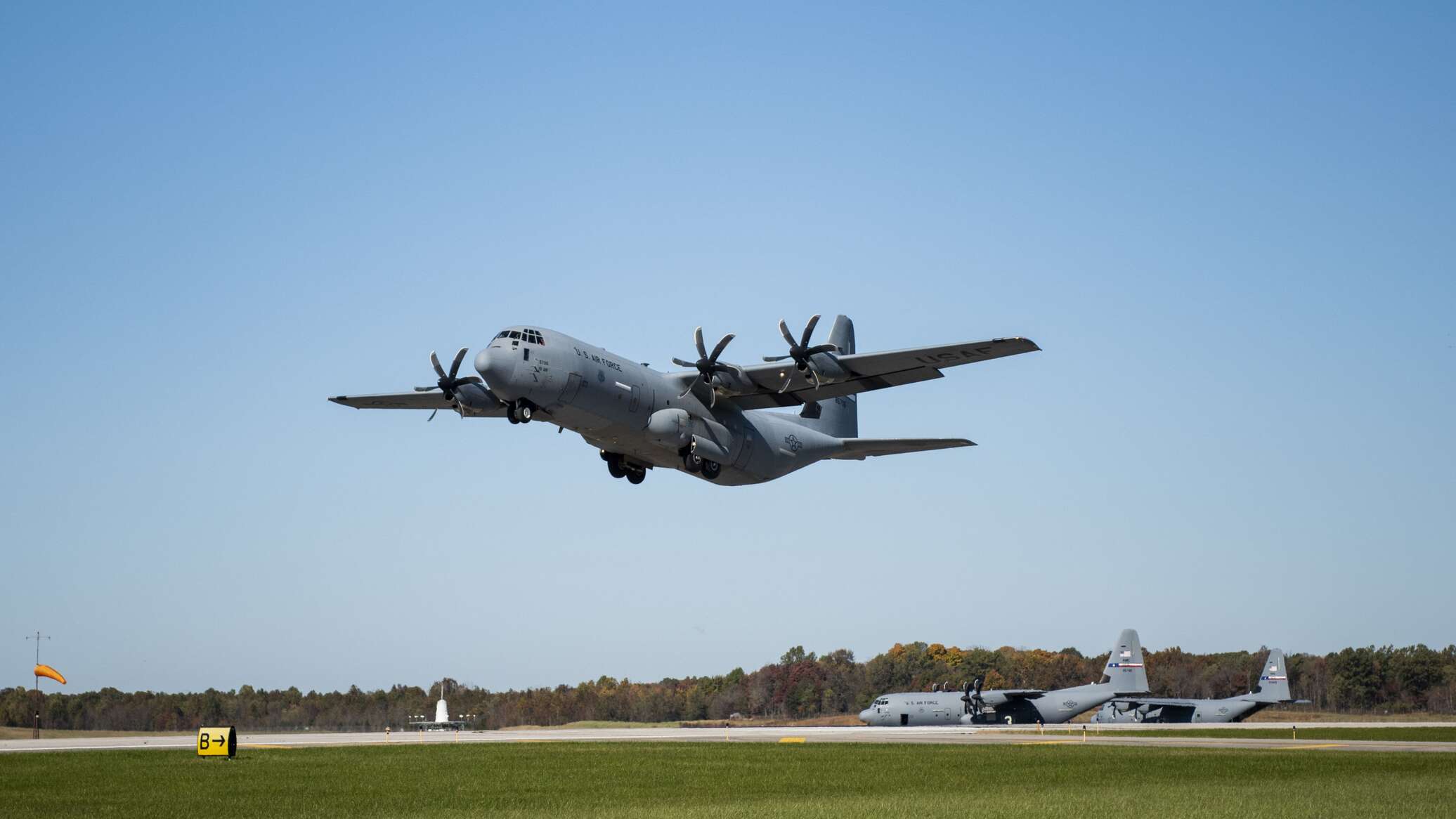 مقتل 69 عسكريا في سقوط طائرة "سي-130" بكولومبيا وإصابة العشرات