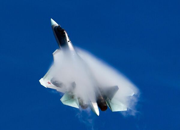 طائرة "سو 57" المقاتلة متعددة المهام من الجيل الخامس، أثناء رحلة استعراضية في المنتدى الدولي للجيش 2020 في مطار كوبينكا بموسكو. - سبوتنيك عربي