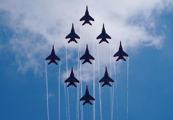 عرض جوي لمجموعة من طائرات "ميغ-29" المقاتلة فوق مطار كوبينكا في موسكو.  - سبوتنيك عربي