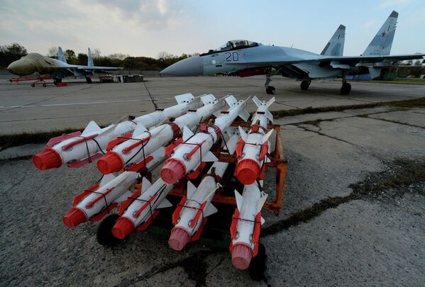 طائرة مقاتلة من طراز "سو 35 إس" خلال تدريبات طيران تكتيكية لفوج مقاتل في مطار أوغلوفايا العسكري المركزي في بريمورسكي كراي. - سبوتنيك عربي