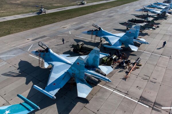 صورة تظهر مقاتلات "سو 30 إس إم" متعددة المهام متوقفة بمحاذاة بعضها البعض، قبل بدء جولة التصفيات الإقليمية لمسابقة التدريب الدولية لأطقم الطيران "أفيدارتس 2021 " في كراسنودار. - سبوتنيك عربي