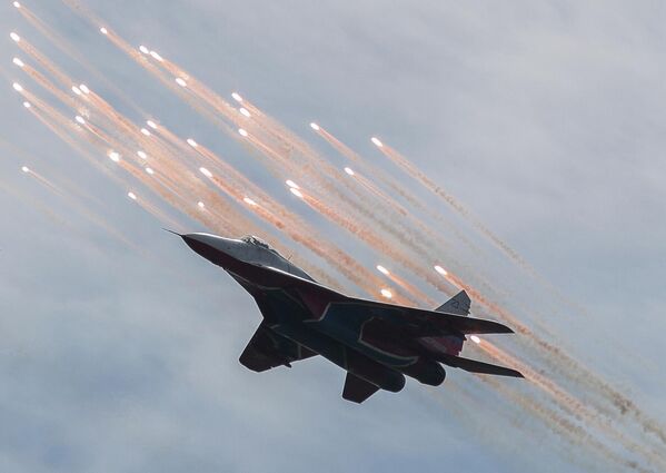 صورة مميزة لطائرة مقاتلة من طراز "ميغ-29" أثناء عرض جوي في مطار موتشيشي في نوفوسيبيرسك. - سبوتنيك عربي