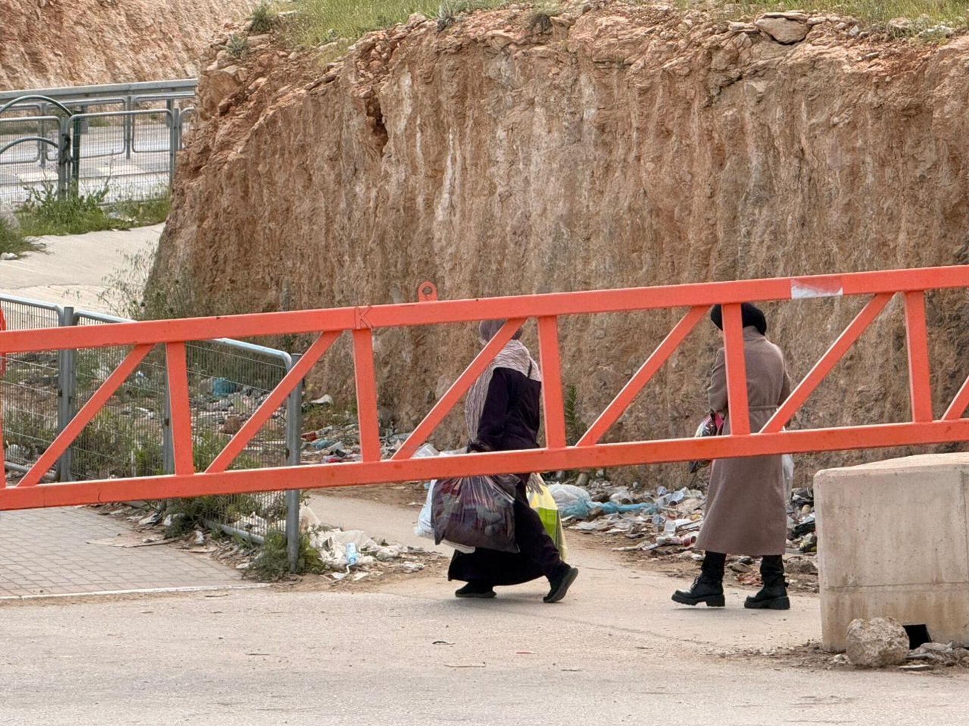 الحواجز والبوابات العسكرية في الضفة الغربية... شرايين حياة مغلقة تنغص حياة الفلسطينيين - سبوتنيك عربي, 1920, 25.03.2026