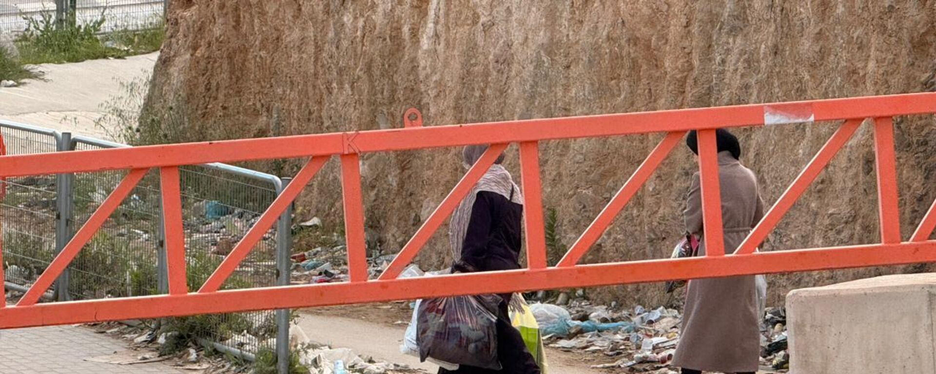 الحواجز والبوابات العسكرية في الضفة الغربية... شرايين حياة مغلقة تنغص حياة الفلسطينيين - سبوتنيك عربي, 1920, 11.04.2026