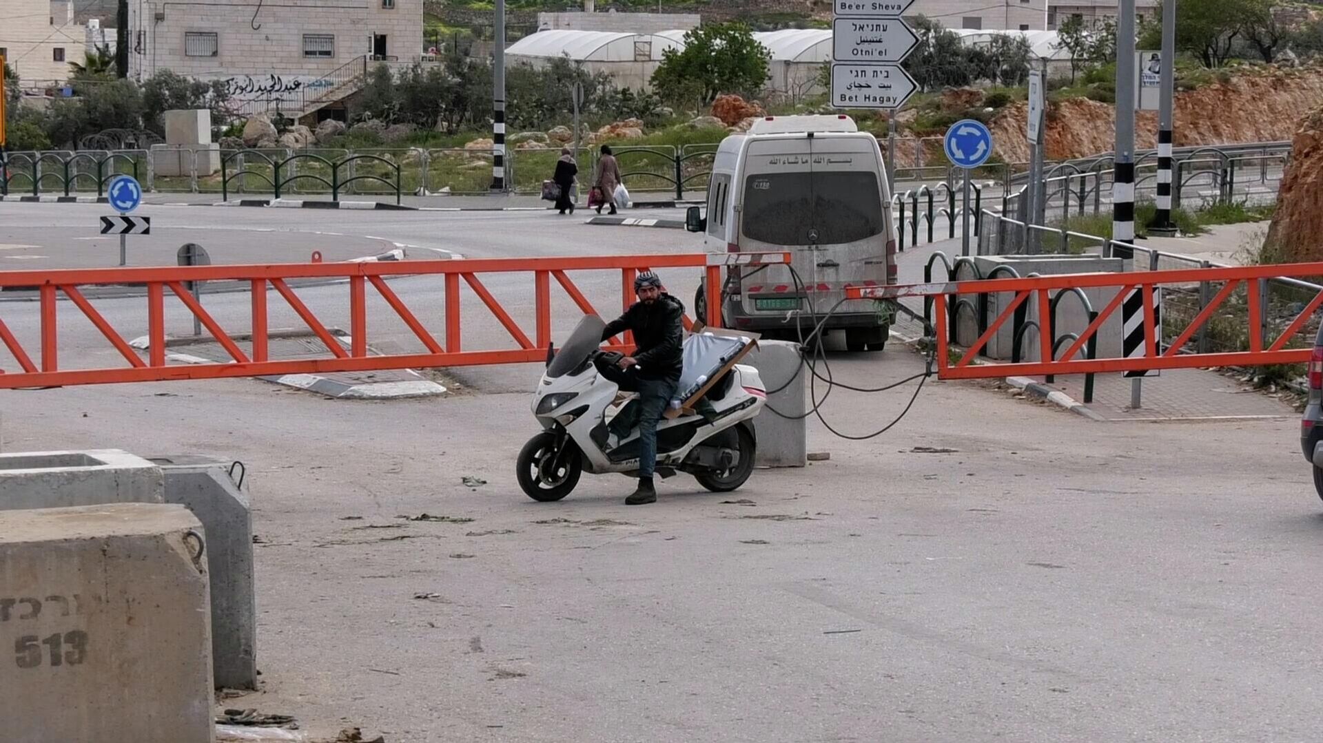 الحواجز والبوابات العسكرية في الضفة الغربية... شرايين حياة مغلقة تنغص حياة الفلسطينيين - سبوتنيك عربي, 1920, 25.03.2026