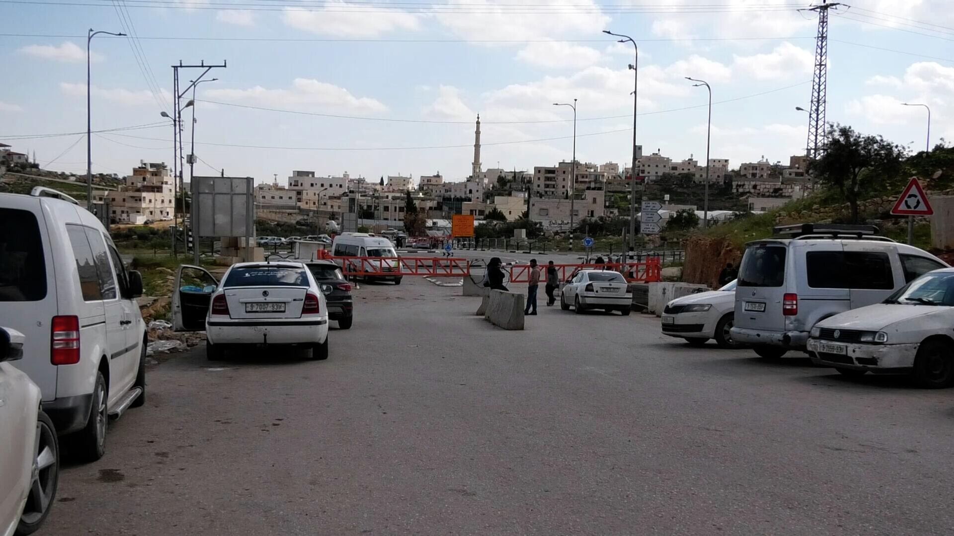 الحواجز والبوابات العسكرية في الضفة الغربية... شرايين حياة مغلقة تنغص حياة الفلسطينيين - سبوتنيك عربي, 1920, 25.03.2026