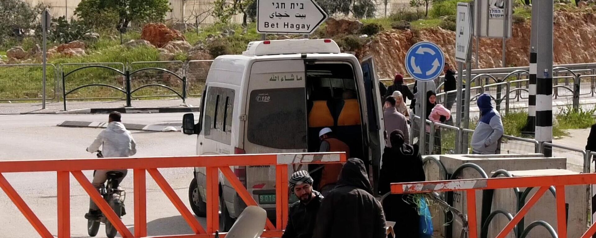 الحواجز والبوابات العسكرية في الضفة الغربية... شرايين حياة مغلقة تنغص حياة الفلسطينيين - سبوتنيك عربي, 1920, 26.03.2026