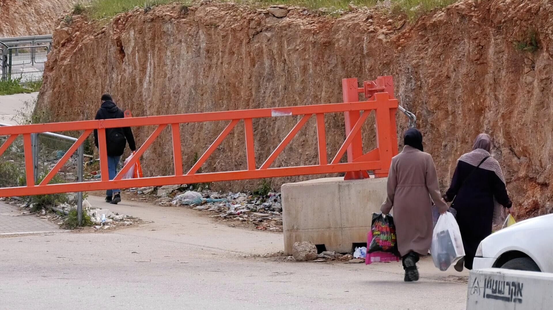 الحواجز والبوابات العسكرية في الضفة الغربية... شرايين حياة مغلقة تنغص حياة الفلسطينيين - سبوتنيك عربي, 1920, 25.03.2026