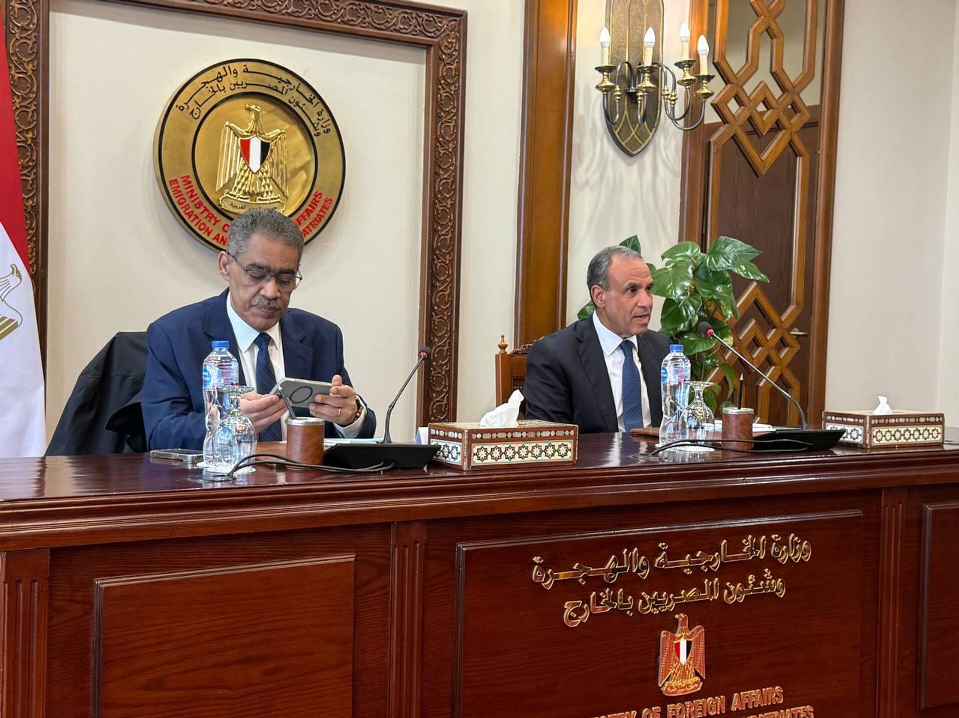 وزير الدولة للإعلام في مصر، ضياء رشوان، ووزير الخارجية المصري، بدر عبد العاطي، ي لقاء مع مراسلي وسائل الإعلام الأجنبية، 25 مارس/ آذار 2026 - سبوتنيك عربي, 1920, 25.03.2026
