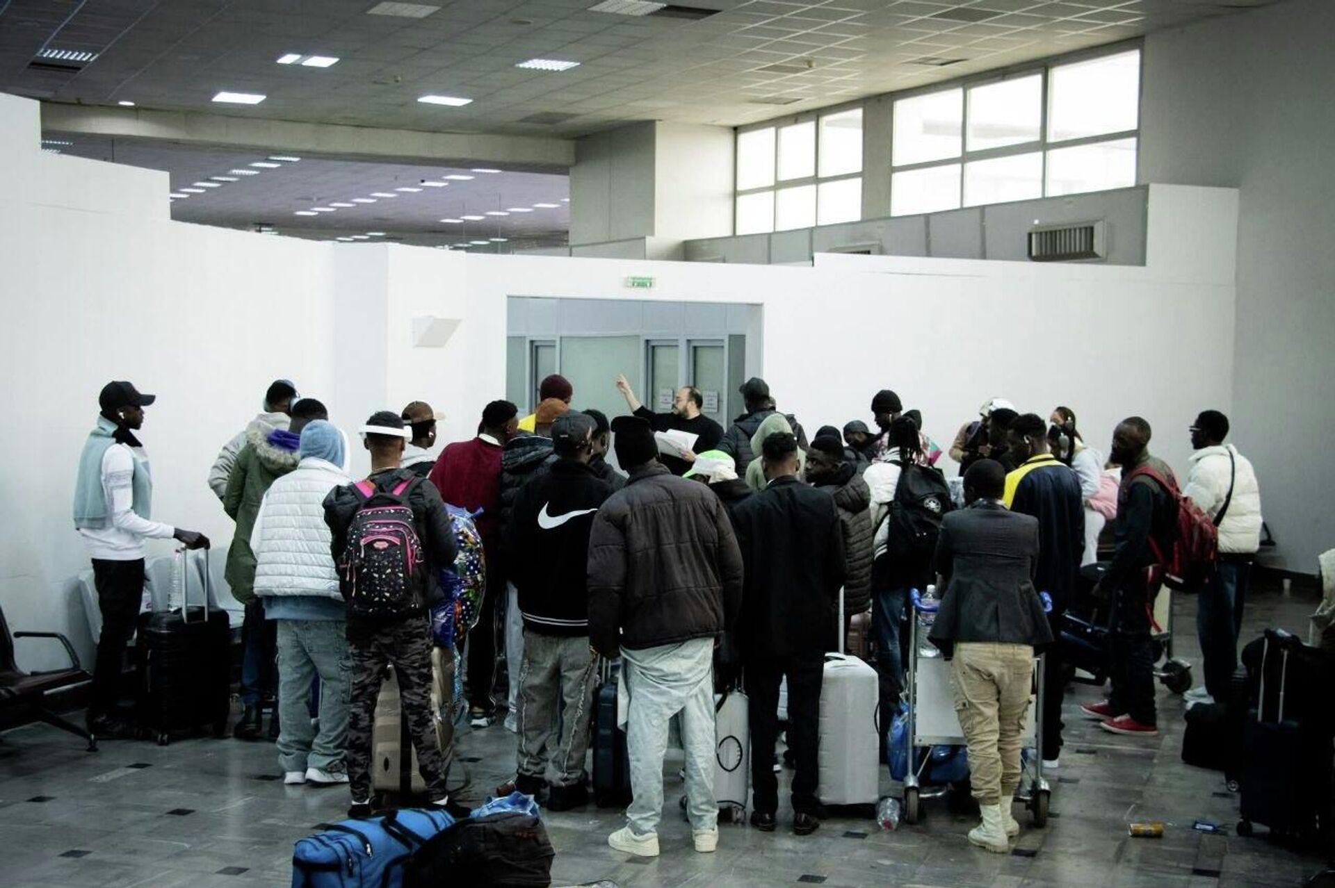 تأمين عودة 97 مهاجرا من تونس إلى غينيا ضمن برنامج العودة الطوعية، 25 مارس/ آذار 2026 - سبوتنيك عربي, 1920, 25.03.2026