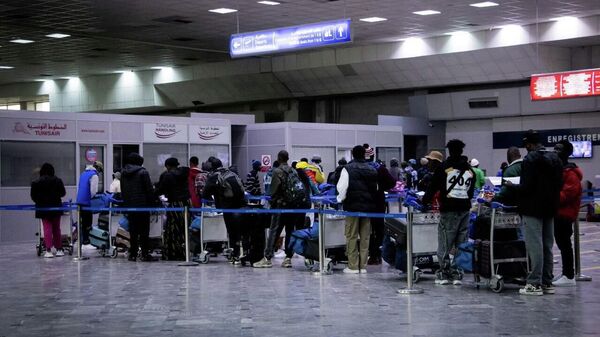 تأمين عودة 97 مهاجرا من تونس إلى غينيا ضمن برنامج العودة الطوعية، 25 مارس/ آذار 2026 - سبوتنيك عربي