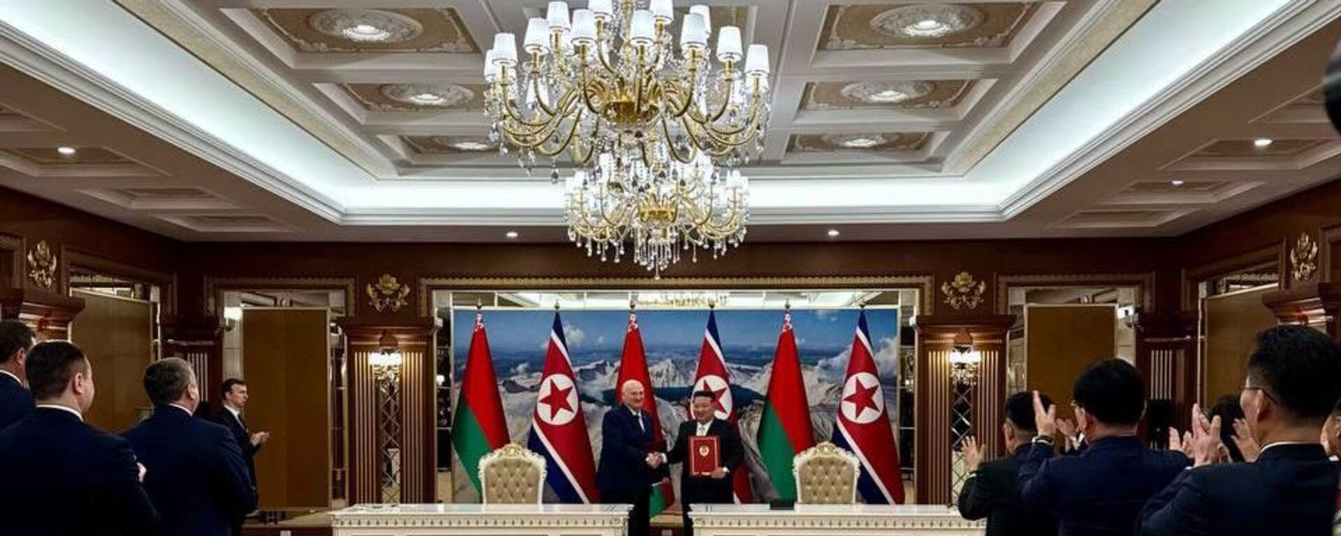 رئيس جمهورية كوريا الديمقراطية الشعبية كيم جونغ أون والرئيس البيلاروسي ألكسندر لوكاشينكو - سبوتنيك عربي, 1920, 26.03.2026