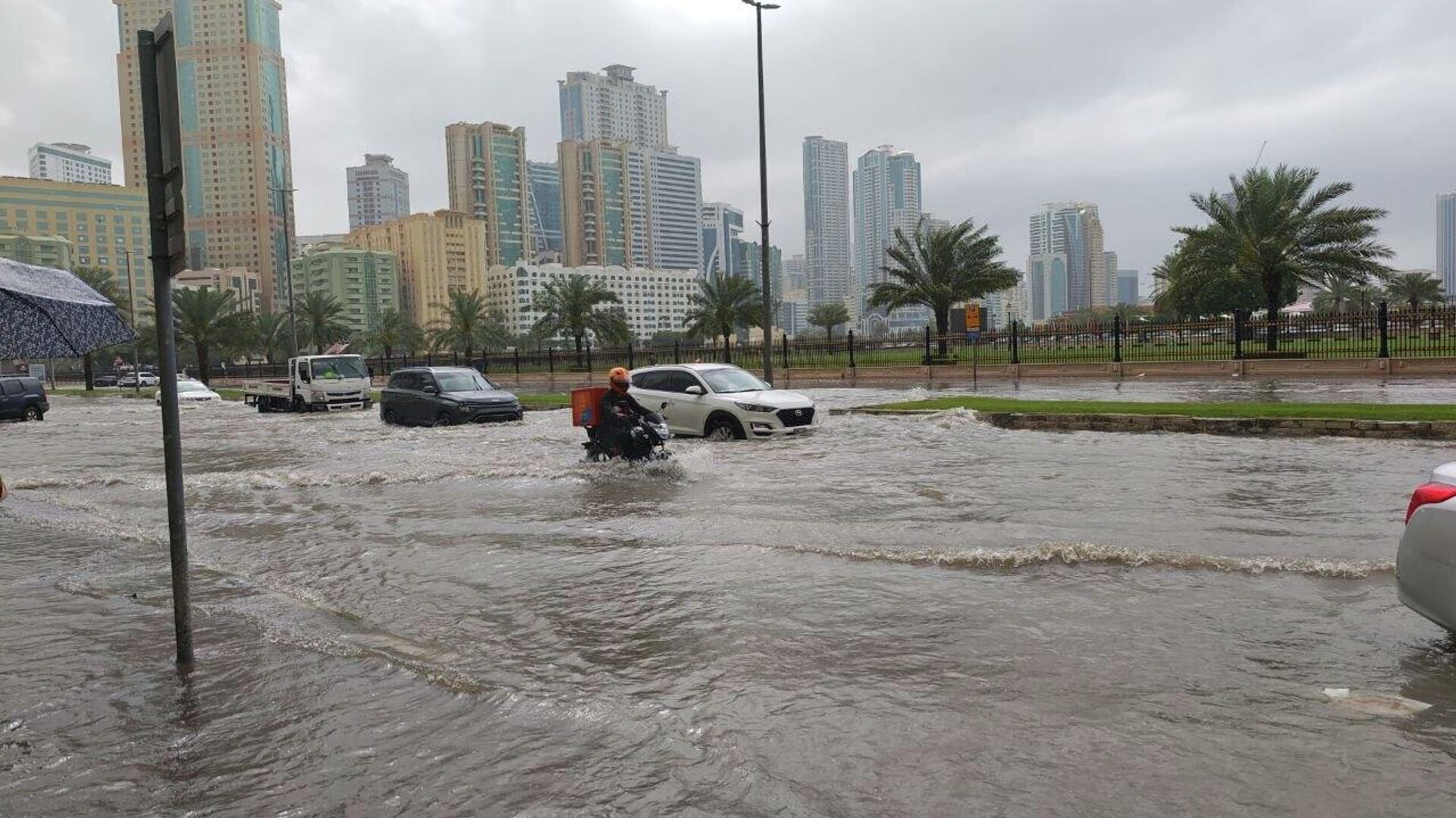 الإمارات تستنفر فرقها لمواجهة منخفض العزم وتداعيات الطقس العاصف - سبوتنيك عربي, 1920, 26.03.2026
