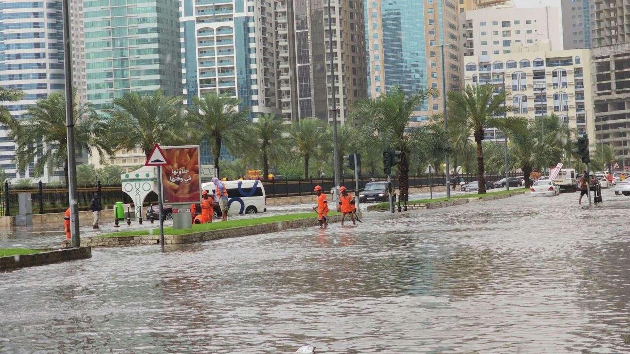 الإمارات تستنفر فرقها لمواجهة منخفض "العزم" وتداعيات الطقس العاصف... فيديو