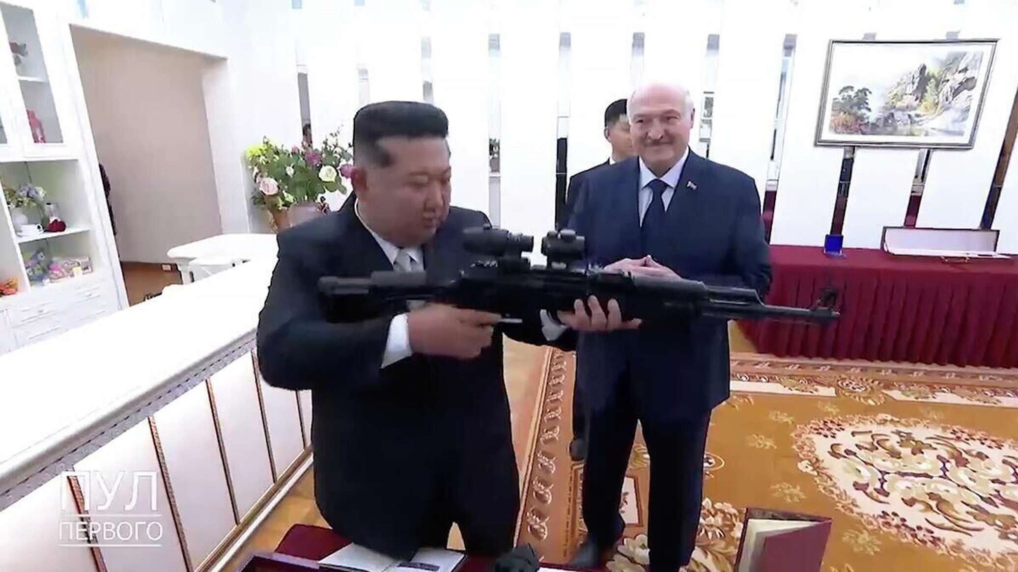 كيم جونغ أون يختبر بندقية أهداه إياها لوكاشينكو "تحسبا لظهور الأعداء"... فيديو