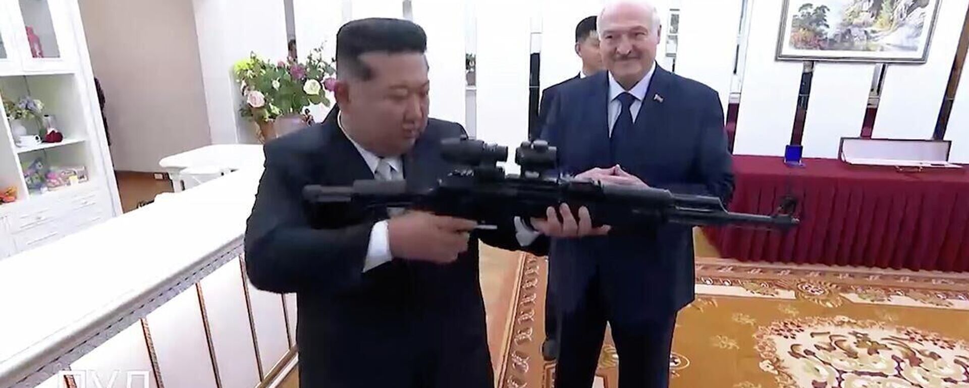 كيم جونغ أون يختبر بندقية أهداه إياها لوكاشينكو تحسبا لظهور الأعداء - سبوتنيك عربي, 1920, 26.03.2026