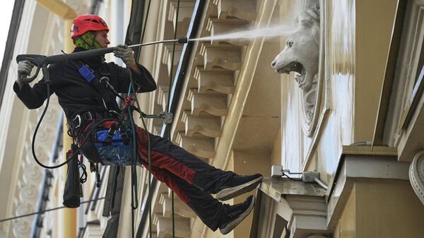 Рабочий моет фасад театра в Санкт-Петербурге, Россия - سبوتنيك عربي
