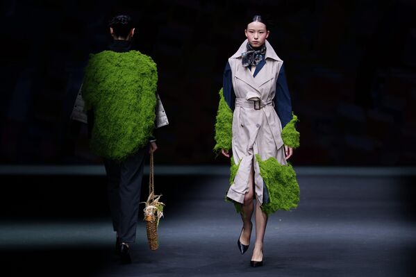 عارضة أزياء ترتدي تصميمًا من تصميم شركة "شينغزي سيلك"خلال أسبوع الموضة الصيني (ربيع) 2026 في بكين، الصين. - سبوتنيك عربي