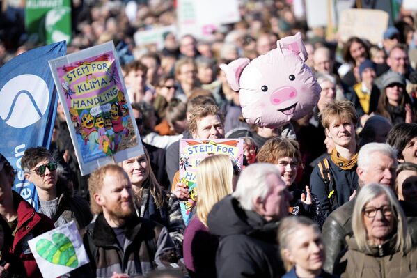 صورة للمتظاهرين المشاركين في مسيرة المناخ قرب البرلمان الدنماركي في كوبنهاغن، الدنمارك. - سبوتنيك عربي