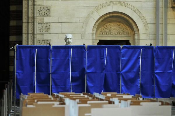 يظهر في الصورة تمثال نصفي لعالم الفيزياء الدنماركي "نيلز بور" خلف صناديق الاقتراع في مركز اقتراع ببلدية كوبنهاغن، الدنمارك. - سبوتنيك عربي