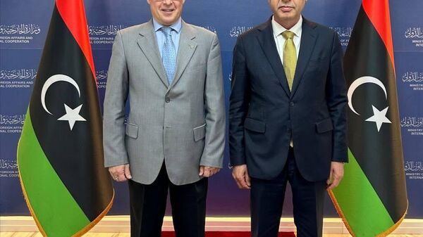 وزير الخارجية المكلف في حكومة الوحدة الوطنية الليبية الطاهر الباعور يستقبل سفير روسيا لدى ليبيا إيدار أغانين مارس 2026 - سبوتنيك عربي