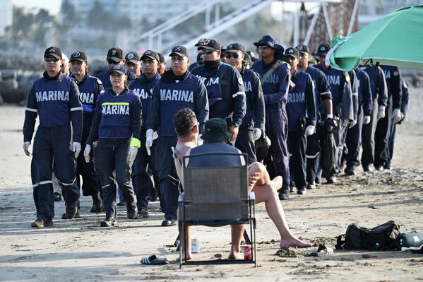 صورة تظهر وصول أفراد من البحرية المكسيكية إلى شاطئ كاراكول، للبحث عن بقع القطران السوداء، وسط مخاوف محلية من احتمال وصول المزيد من النفط الخام إلى الشاطئ بعد نحو شهر من اكتشاف أولى علامات التلوث في ولايتي فيراكروز وتاباسكو، في بوكا ديل ريو، المكسيك - سبوتنيك عربي