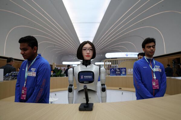 يقوم الروبوت البشري "هوبز دبليو -1" من شركة "نويتكس" باستقبال الضيوف في مكتب الاستقبال خلال حفل افتتاح منتدى "تشونغ قوان تسون 2026" في بكين، الصين - سبوتنيك عربي