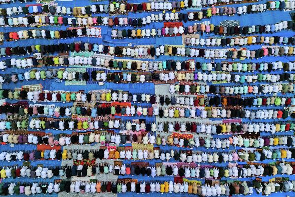 مسلمون يؤدون صلاة عيد الفطر بمناسبة انتهاء شهر رمضان في مدينة غواهاتي بالهند، يوم السبت 21 مارس (آذار) 2026 - سبوتنيك عربي