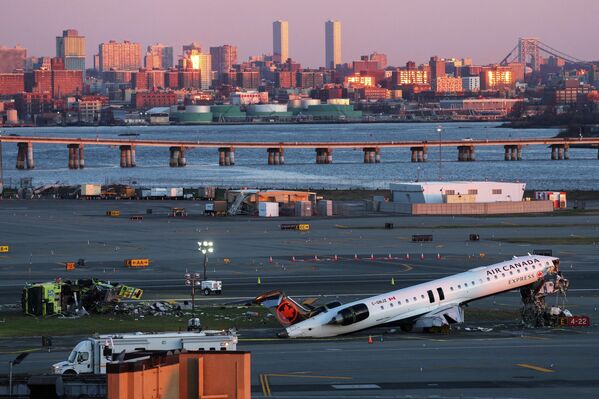 حطام طائرة تابعة لشركة طيران "كندا إكسبريس" اصطدمت بمركبة أرضية يوم الاثنين الماضي، في مطار لاغوارديا بمدينة كوينز، نيويورك، الولايات المتحدة الأمريكية، 24 مارس 2026 - سبوتنيك عربي