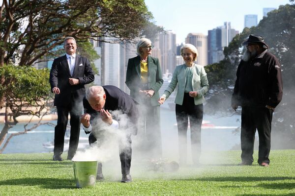 صورة تظهر المفوض الأوروبي للتجارة والأمن الاقتصادي ماروش سيفكوفيتش، والحاكمة العامة لأستراليا سام موستين، ورئيسة المفوضية الأوروبية أورسولا فون دير لاين، والعم بريندان كيرين، وهم يبدون ردود فعلهم أثناء مشاركة وزير التجارة والسياحة الأسترالي دون فاريل، في مراسم تدخين السجائر والترحيب بالبلاد في دار الأميرالية بسيدني، أستراليا - سبوتنيك عربي