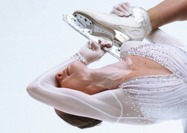 دينا خوسنوتدينوفا (فريق سان بطرسبورغ) تؤدي البرنامج القصير في منافسات التزلج الفردي للسيدات ضمن كأس "القناة الأولى" للتزلج الفني في مدينة سان بطرسبورغ، روسيا - سبوتنيك عربي