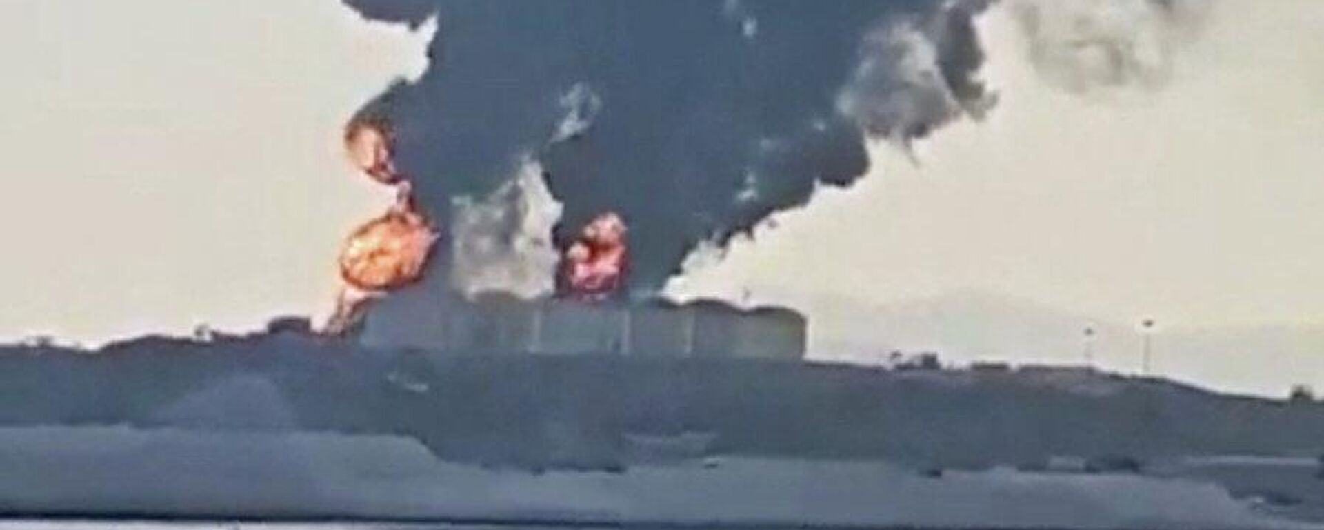 دخان يتصاعد من مرافق تخزين النفط في ميناء صلالة في ريسوت، سلطنة عمان - سبوتنيك عربي, 1920, 28.03.2026