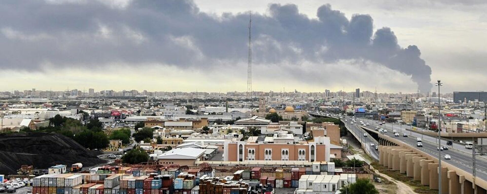 تصاعد الدخان من مطار الكويت الدولي بعد غارة جوية بطائرة مسيرة استهدفت مخزنا للوقود في مدينة الكويت، 25 مارس/ آذار 2026 - سبوتنيك عربي, 1920, 28.03.2026