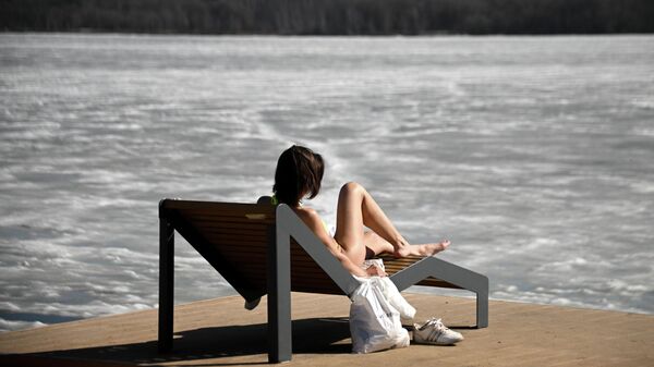 Девушка загорает в парке района Строгино в Москве - سبوتنيك عربي