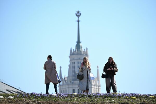 فتيات يلتقطن الصور الذكارية في حديقة زاريادي في موسكو. - سبوتنيك عربي