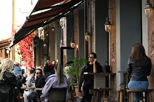 مجموعة من الأشخاص يستمتعون بوقتهم في مقهى شعبي. - سبوتنيك عربي