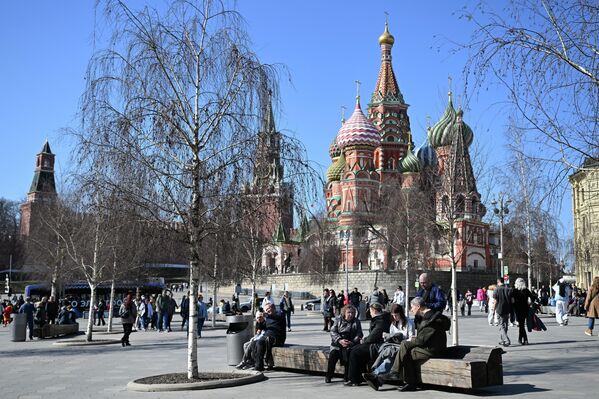 لقطة عامة من حديقة زاريادي تظهر توافد عدد كبير من الزوار للاستمتاع بدفء الجو وسط الأشجار التي بدأت تكتسي لونها الأخضر. - سبوتنيك عربي