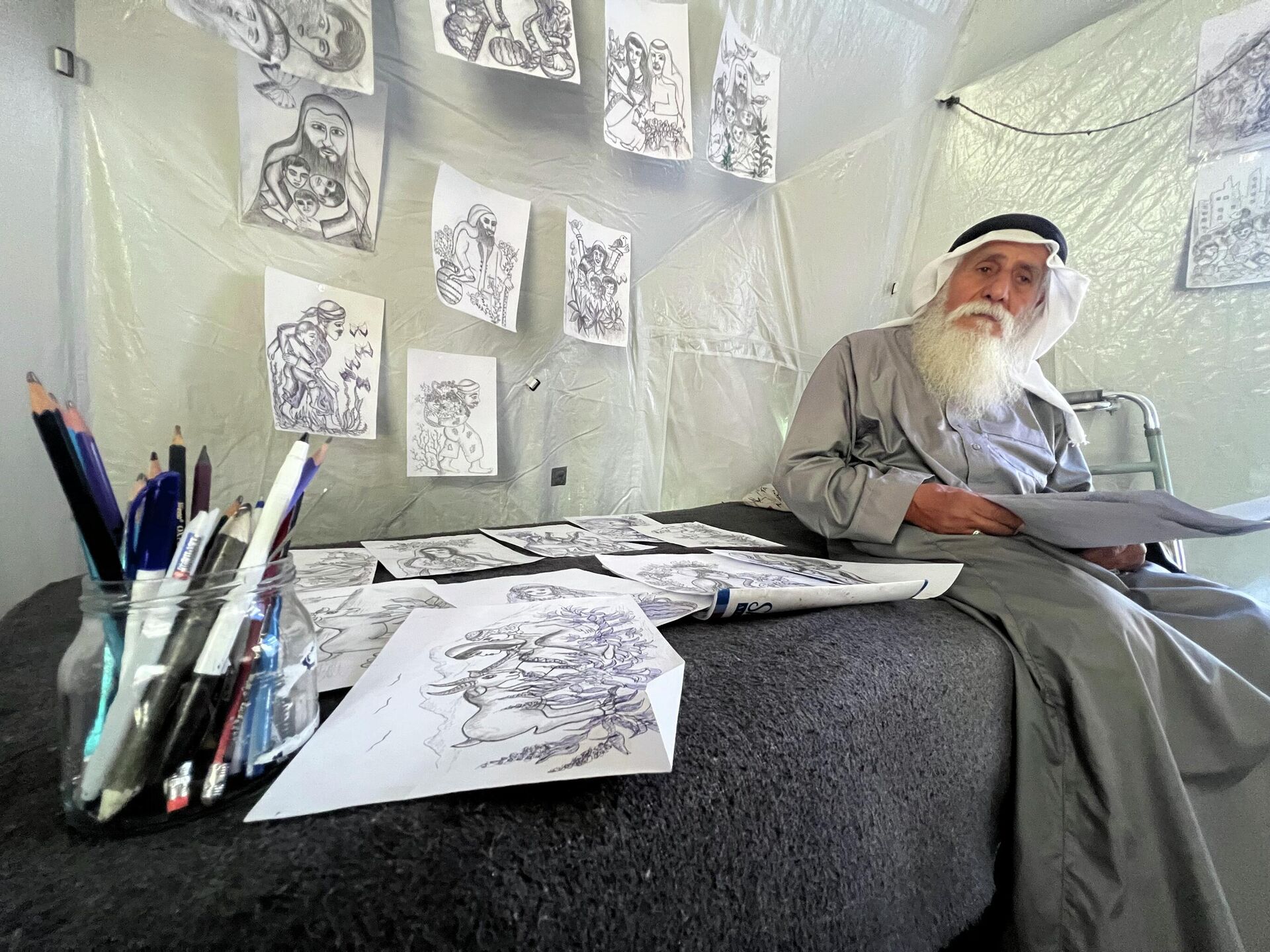 مسن فلسطيني سرقت الحرب أقماره فرسم من خيمة النزوح ألم غزة وفرحها - سبوتنيك عربي, 1920, 30.03.2026