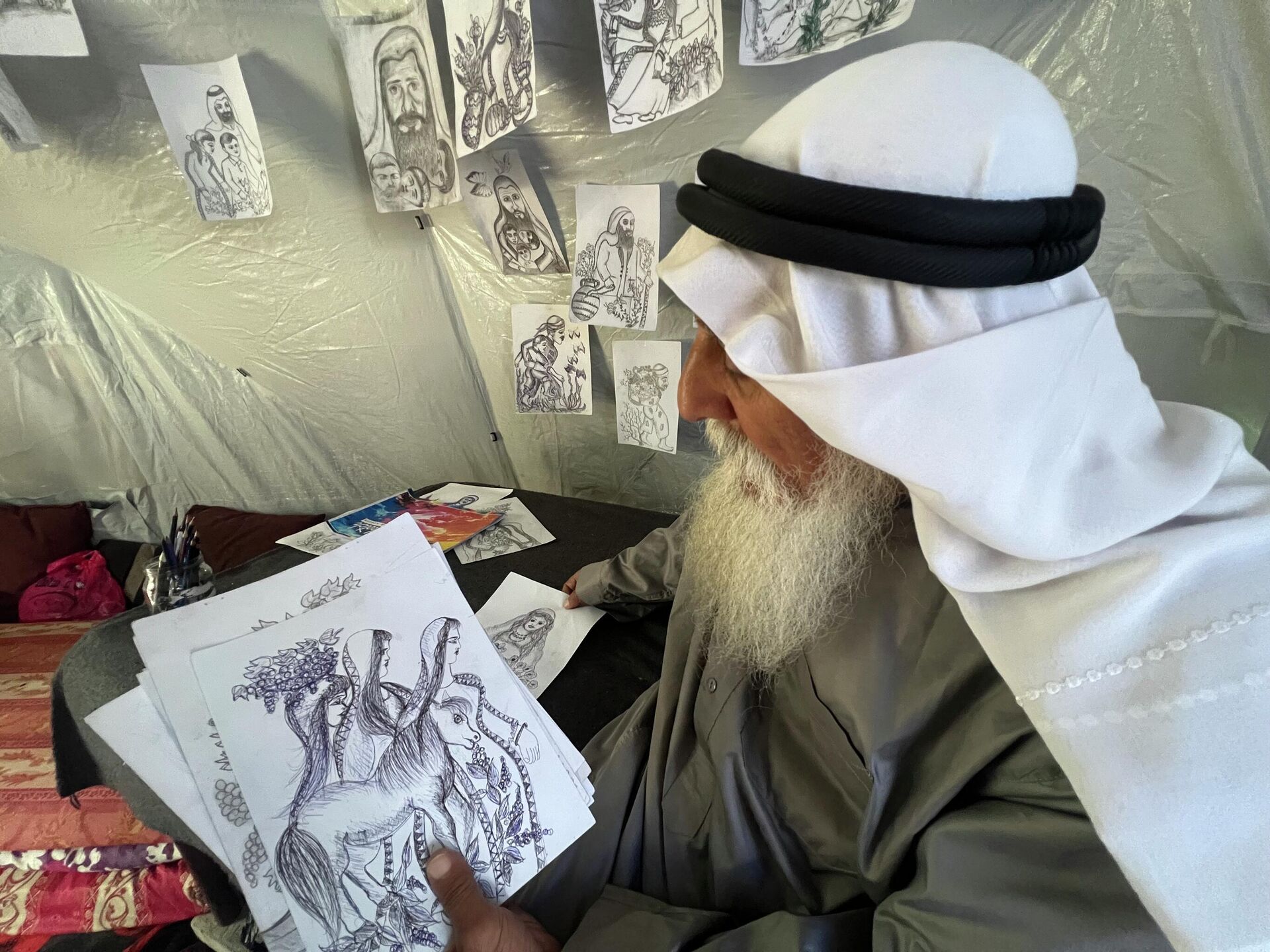 مسن فلسطيني سرقت الحرب أقماره فرسم من خيمة النزوح ألم غزة وفرحها - سبوتنيك عربي, 1920, 30.03.2026