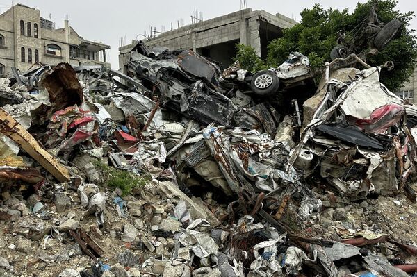السيارات المدمرة والمحترقة في غزة تتحول إلى مكبات عشوائية للنفايات - سبوتنيك عربي