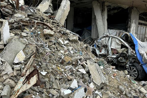 السيارات المدمرة والمحترقة في غزة تتحول إلى مكبات عشوائية للنفايات - سبوتنيك عربي